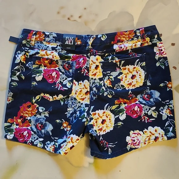 💙 Floral Shorts 💙 Host Pick 🥂🍾 - Picture 2 of 5